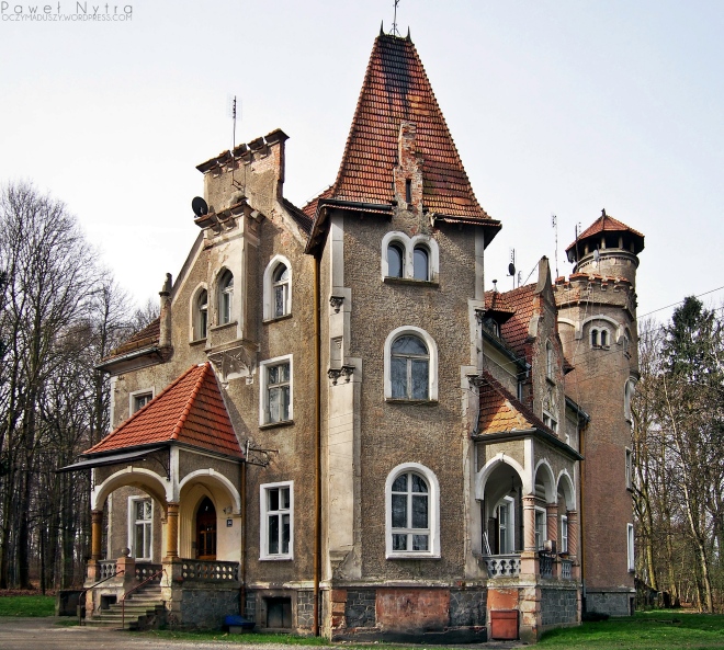  Willa "Zamek", znajdująca się w trzebnickim Lesie Bukowym. 
