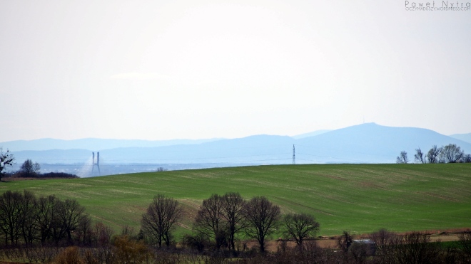 Góra Ślęża widziana ze Wzgórza Kaplicznego w Trzebnicy. W lewej części kadru widać Most Rędziński z AOW, a za nim wrocławskie zabudowania. 