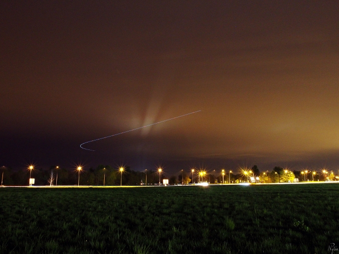 Śmigłowiec przelatujący w pobliżu wrocławskiego lotniska. W tle łuna z oświetlenia mostu Rędzińskiego. Czas ekspozycji: 25 sekund.
